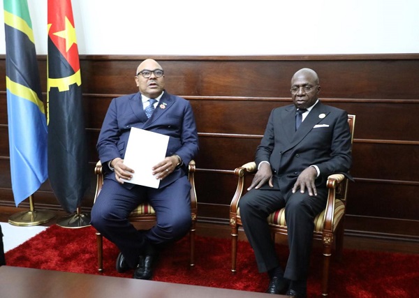 Ministros das Rela&ccedil;&otilde;es Exteriores de Angola, T&eacute;te Ant&oacute;nio, e dos Neg&oacute;cios Estrangeiros e Coopera&ccedil;&atilde;o da &Aacute;frica Oriental da Tanz&acirc;nia, Mahmoud Thabit Kombo, reuniram-se em Luanda