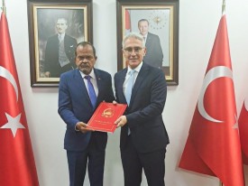 Embaixador angolano na Turquia apresenta cartas figuradas  - DR