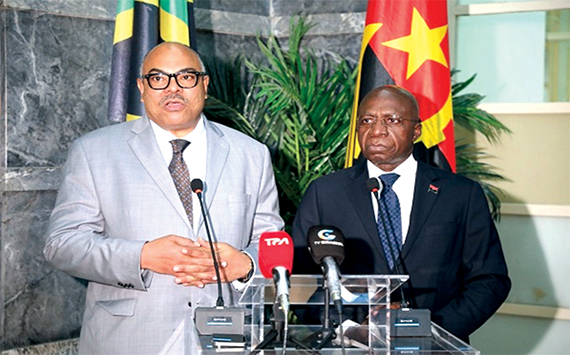 Ministro T&eacute;te Ant&oacute;nio com o hom&oacute;logo da T&acirc;nzania, Mahmoud Kombo 