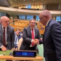 Representante permanente de Angola junto das Na&ccedil;&otilde;es Unidas, Francisco Jos&eacute; da Cruz, cumprimenta delega&ccedil;&atilde;o de Cuba na Assembleia Geral da ONU