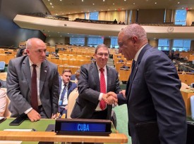 Representante permanente de Angola junto das Na&ccedil;&otilde;es Unidas, Francisco Jos&eacute; da Cruz, cumprimenta delega&ccedil;&atilde;o de Cuba na Assembleia Geral da ONU - DR