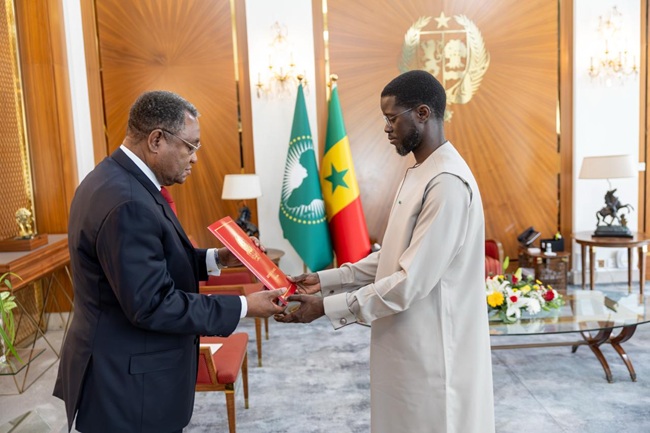 Embaixador de Angola, Eg&iacute;dio de Sousa Santos, entregou ao Presidente do Senegal, Bassirou Diomaye Faye, as Cartas Credenciais