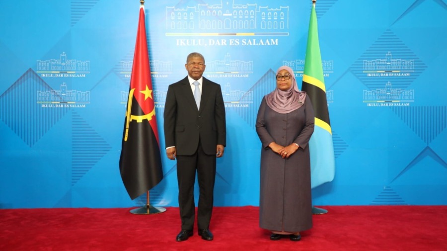Presidente Jo&atilde;o Louren&ccedil;o e hom&oacute;loga da Tanz&acirc;nia, em Dar-Es Salaam 